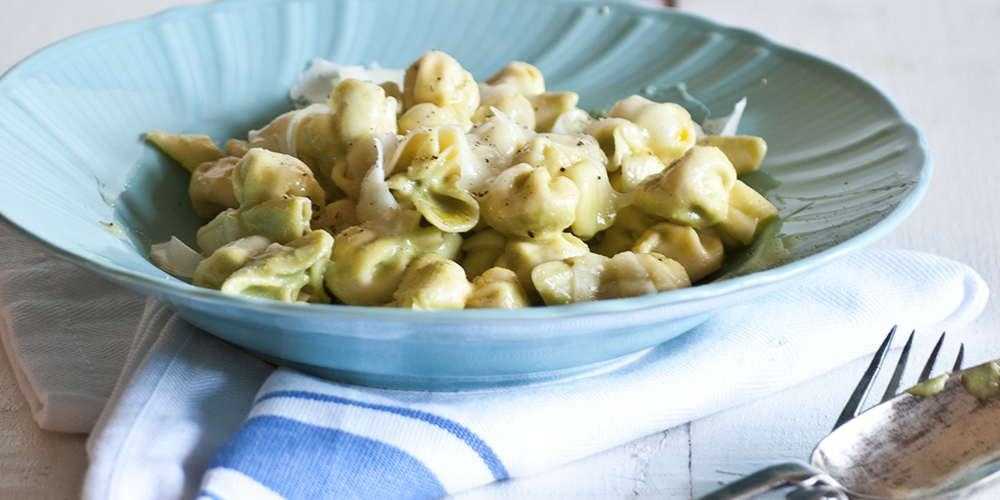 Perline al parmigiano reggiano con maionese di fave, pecorino e miele ai fiori d’arancio