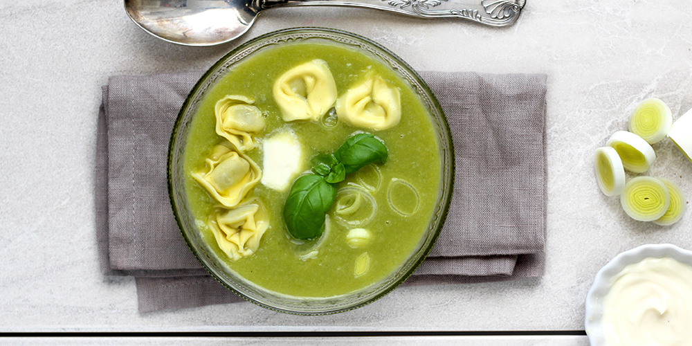 Tortellini ricotta e spinaci con crema di porri e panna acida