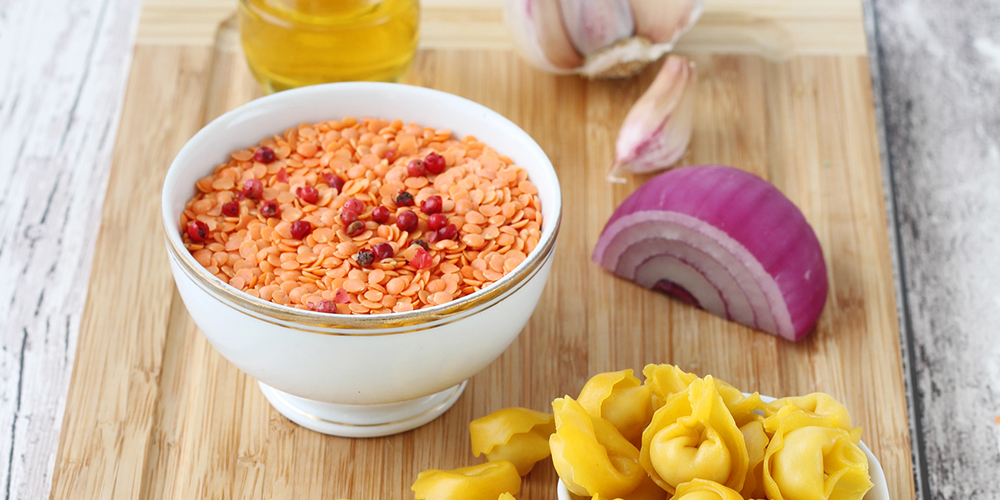 Gluten-free Tortellini with cured ham and spicy red lentil cream