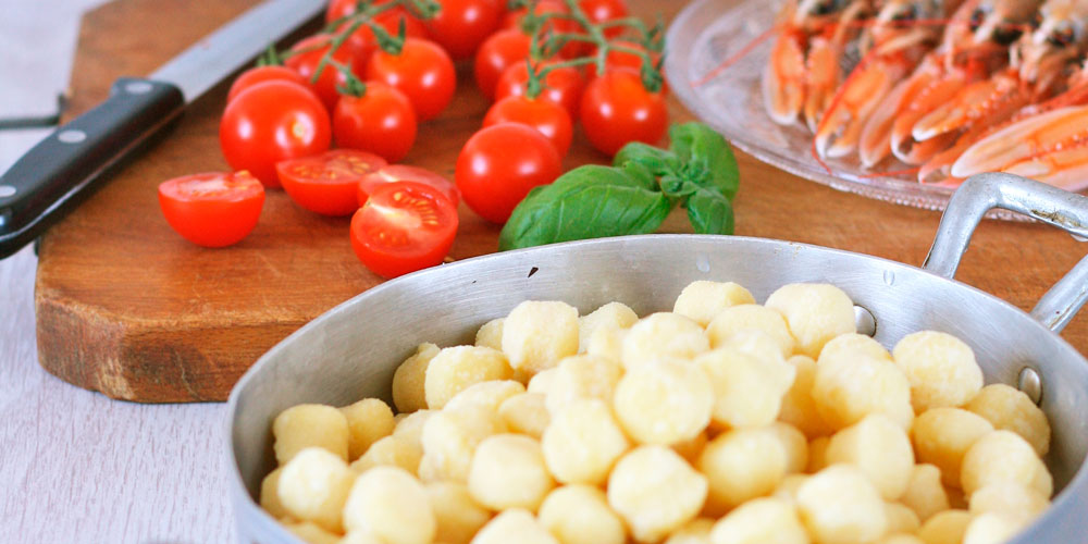 Chicche di patate saltate con scampi e pomodorini caramellati