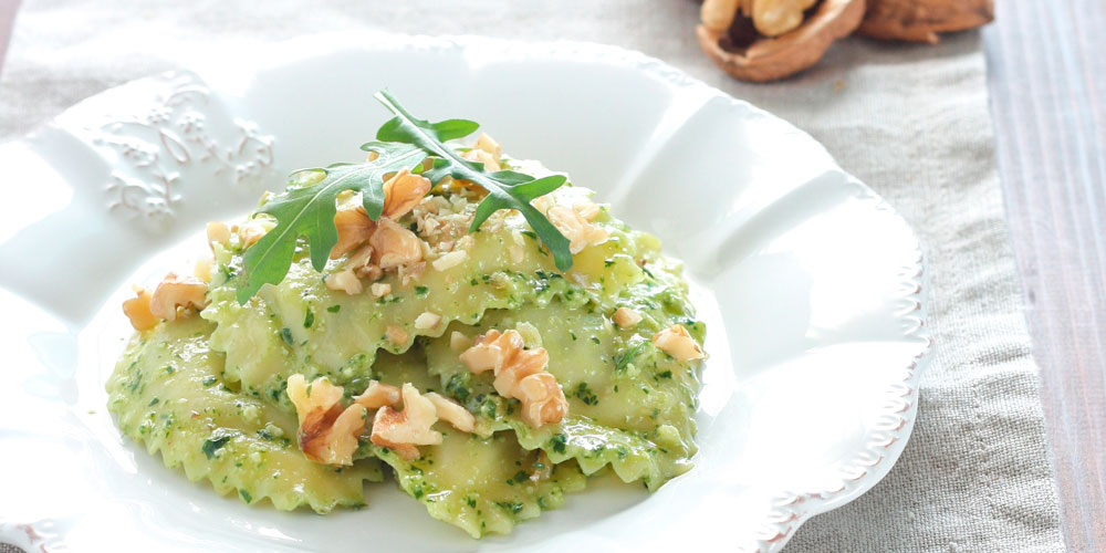 Granpanzerotti ricotta, spinaci e scorza di limone con rucola e noci