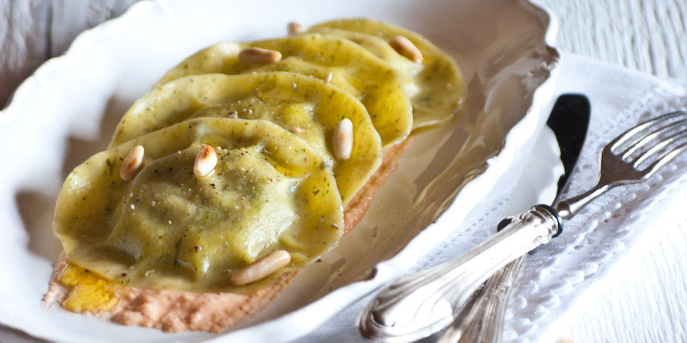 Medaglioni basilico e pinoli con pesto di caprino e pomodorini secchi con pinoli tostati