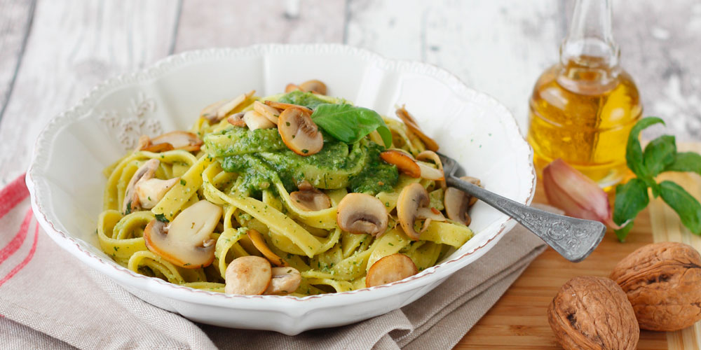 Tagliatelle con pesto di noci e funghi