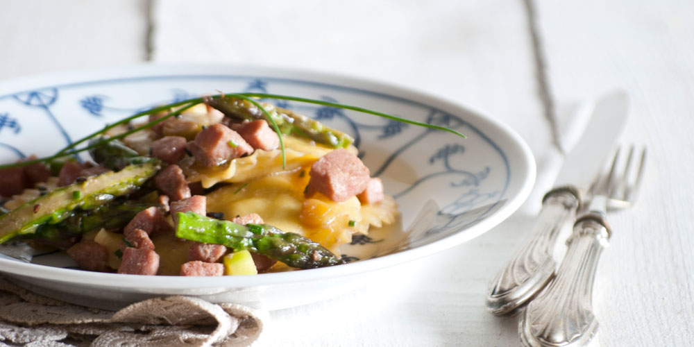 Granpanzerotti ricotta, spinaci e scorza di limone di Sicilia, con tartare di tonno marinato e asparagi verdi