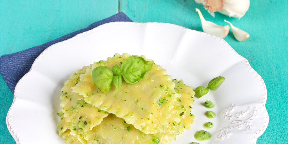 Granpanzerotti ricotta, spinaci e scorza di limone con crema di zucchine profumata al basilico