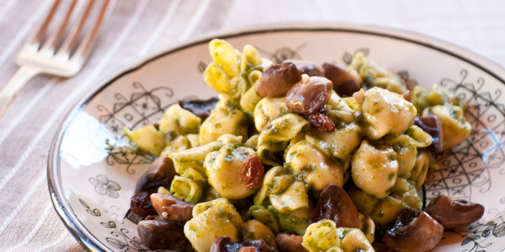 Perline al Parmigiano Reggiano con funghi e pesto di valeriana e uva passa