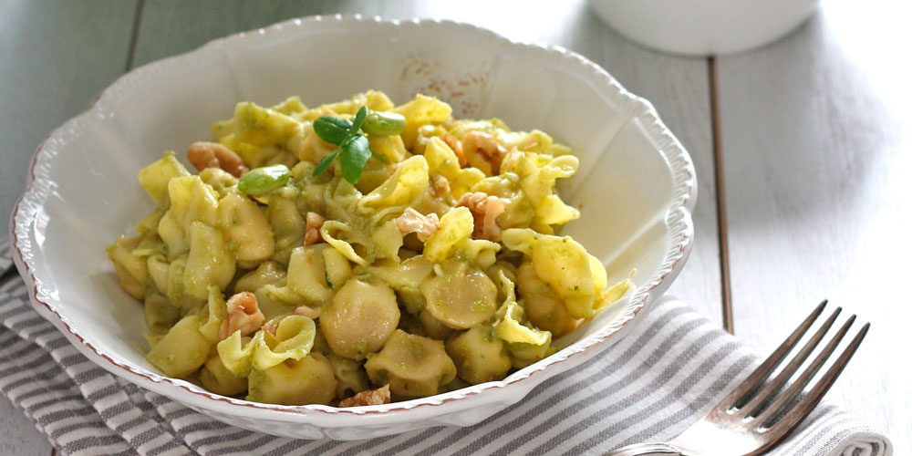 Perline al Parmigiano Reggiano con pesto di fave e noci