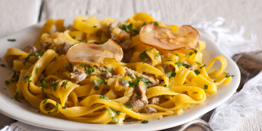 Tagliatelle Senza Glutine al ragout bianco di maiale con chips di mela