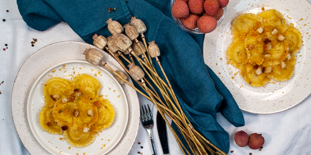 Granpanzerotti Gamberi e Polpa di Granchio al sapore di acciughe, con bottarga, scorza di limone e crostini di pane
