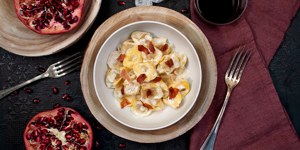 Tortellini al Prosciutto Crudo con crema di mascarpone, noce moscata, gocce di crescenza e prosciutto croccante