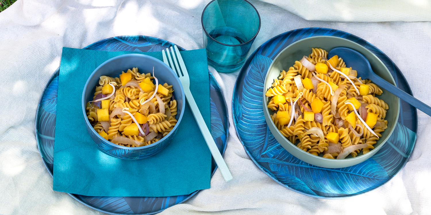 Summer pasta – Fusilli 100% chickpea flour with Belgian endive, shallot, soybean sprouts and mango