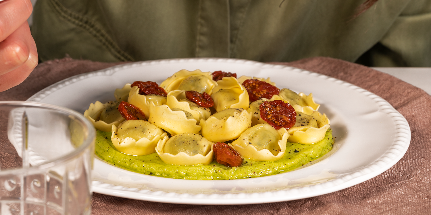 Tortellini Ricotta e Spinaci con crema di avocado e pomodorini confit