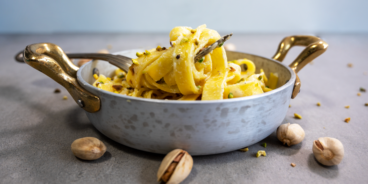 Tagliatelle SENZA GLUTINE cacio e pepe con pistacchi