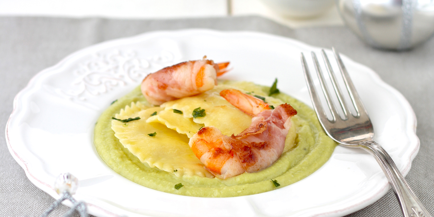 Granpanzerotti ricotta, spinaci e scorza di limone su purè di fave con involtini gamberi e pancetta