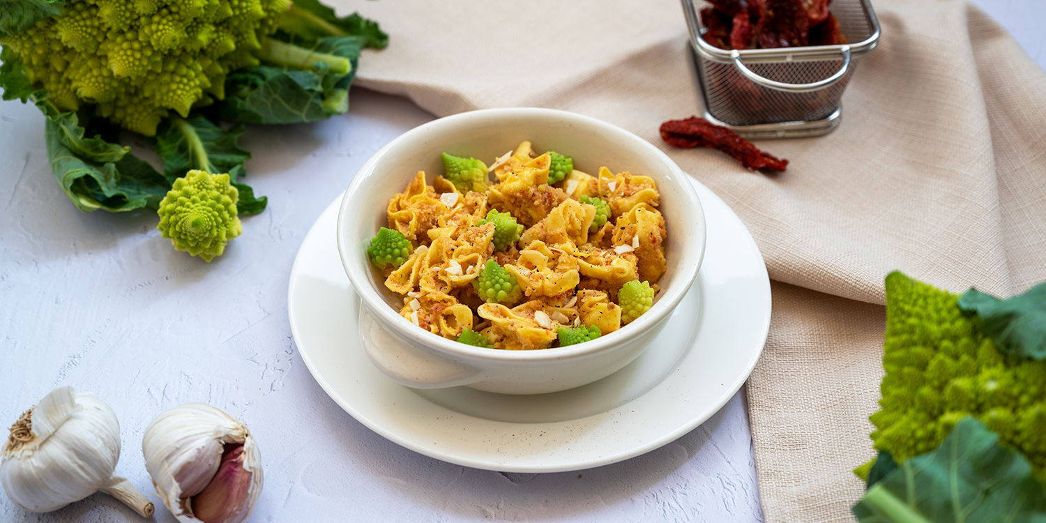 Un piatto completo con le nostre Perline con Parmigiano Reggiano DOP: pasta pomodori secchi, cavolo romano e mandorle