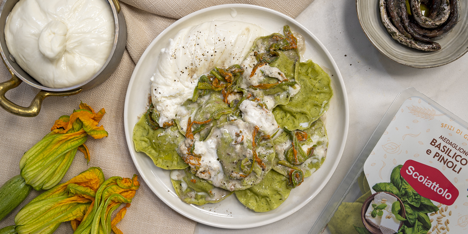 L’estate in tavola con i nostri Medaglioni basilico e pinoli: pasta fiori di zucca, burrata e acciughe