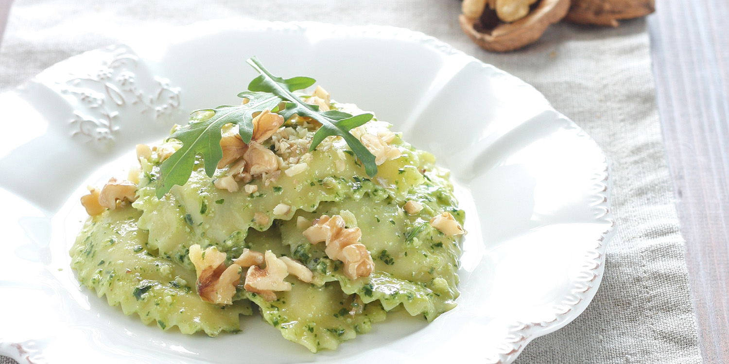 Granpanzerotti con ricotta, spinaci e scorza di limone: pasta con pesto di rucola e noci