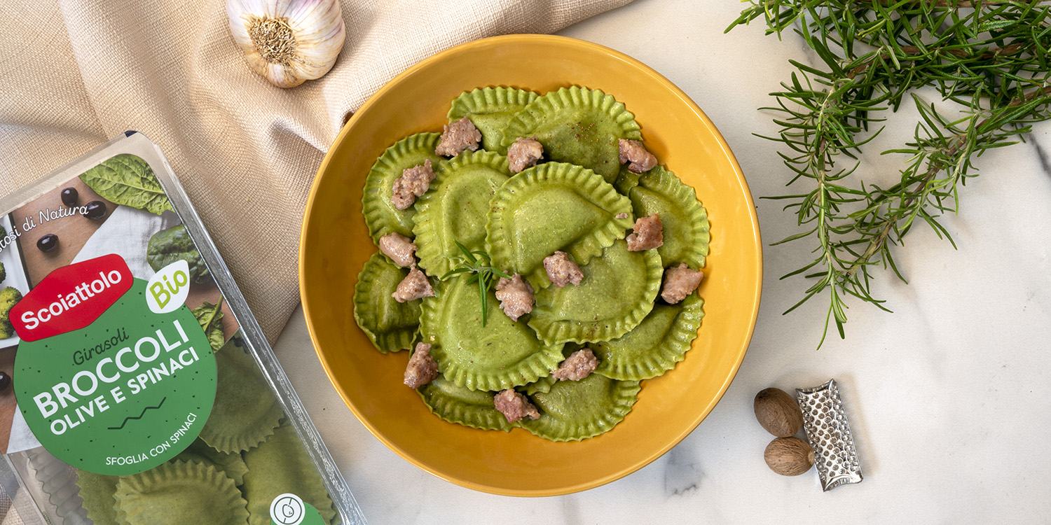 Pasta con broccoli e salsiccia: Girasoli con Broccoli, spinaci e olive con gustosa salsiccia