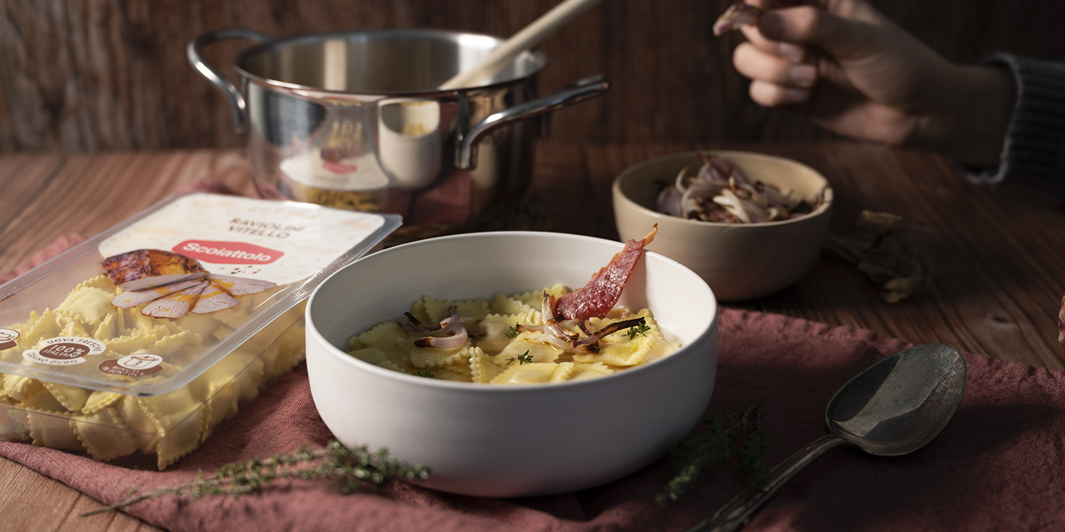 Ricetta ravioli di carne super gustosa e invernale: Raviolini al vitello in brodo di prosciutto crudo e scalogno con cipolla e prosciutto croccanti