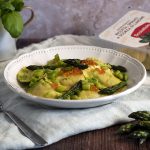 Granpanzerotti ricotta, spinaci e scorza di limone con asparagi ricette di stagione e uova di salmone