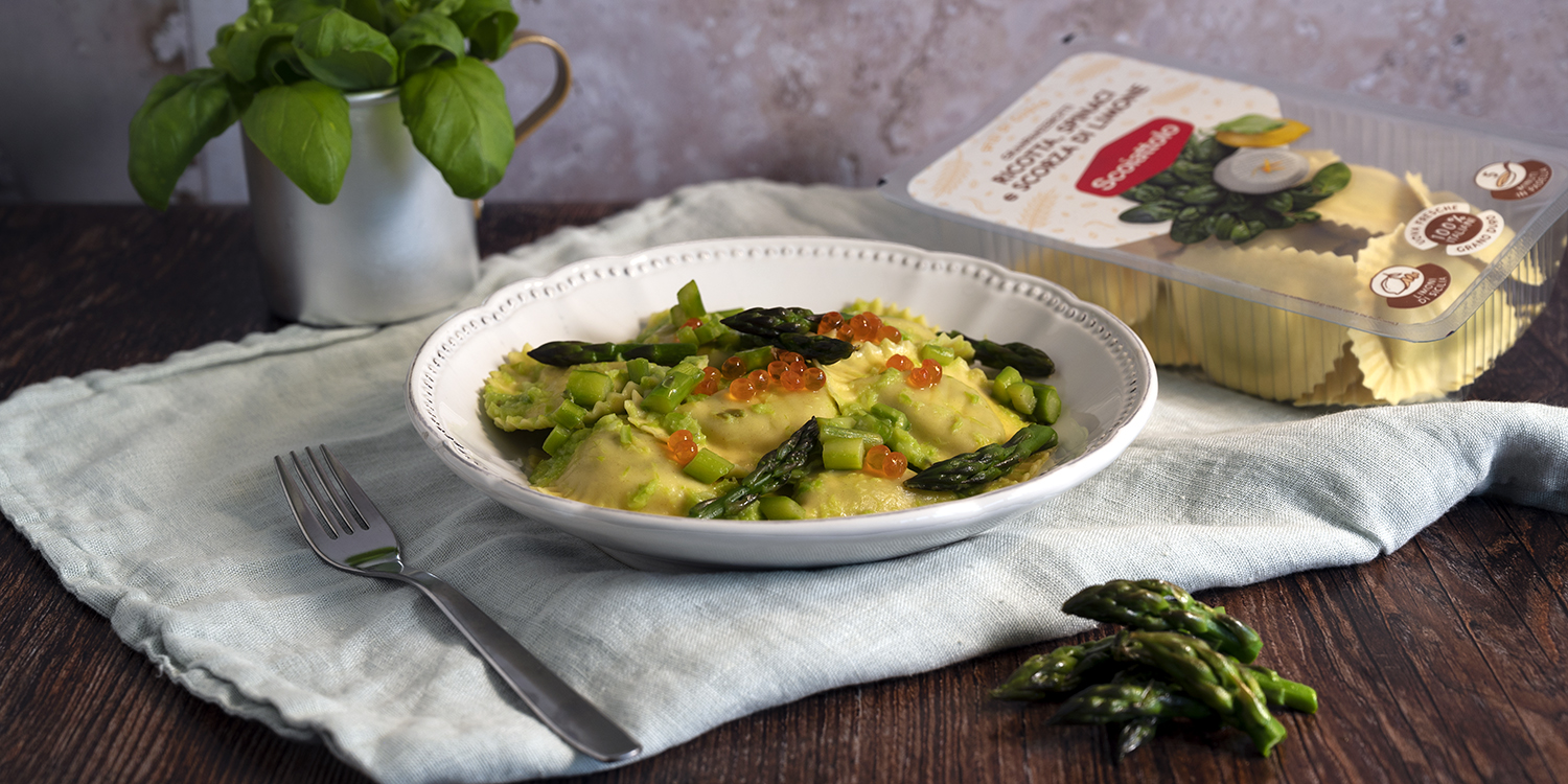 Granpanzerotti ricotta, spinaci e scorza di limone con asparagi ricette di stagione e uova di salmone