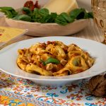 Tortellini ricotta e spinaci: ricetta fresca con pesto di pomodori secchi sott’olio e noci