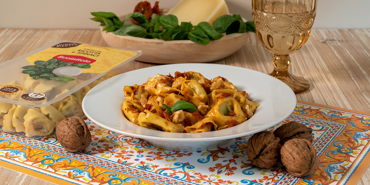 Tortellini ricotta e spinaci: ricetta fresca con pesto di pomodori secchi sott’olio e noci