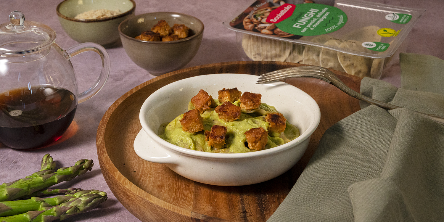 Girasoli ai funghi con crema di asparagi e tempeh croccante marinato nel miso (veg)