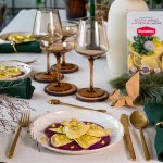 Granpanzerotti ricotta, spinaci e scorza di limone serviti su crema viola di verdure con gocce di zafferano