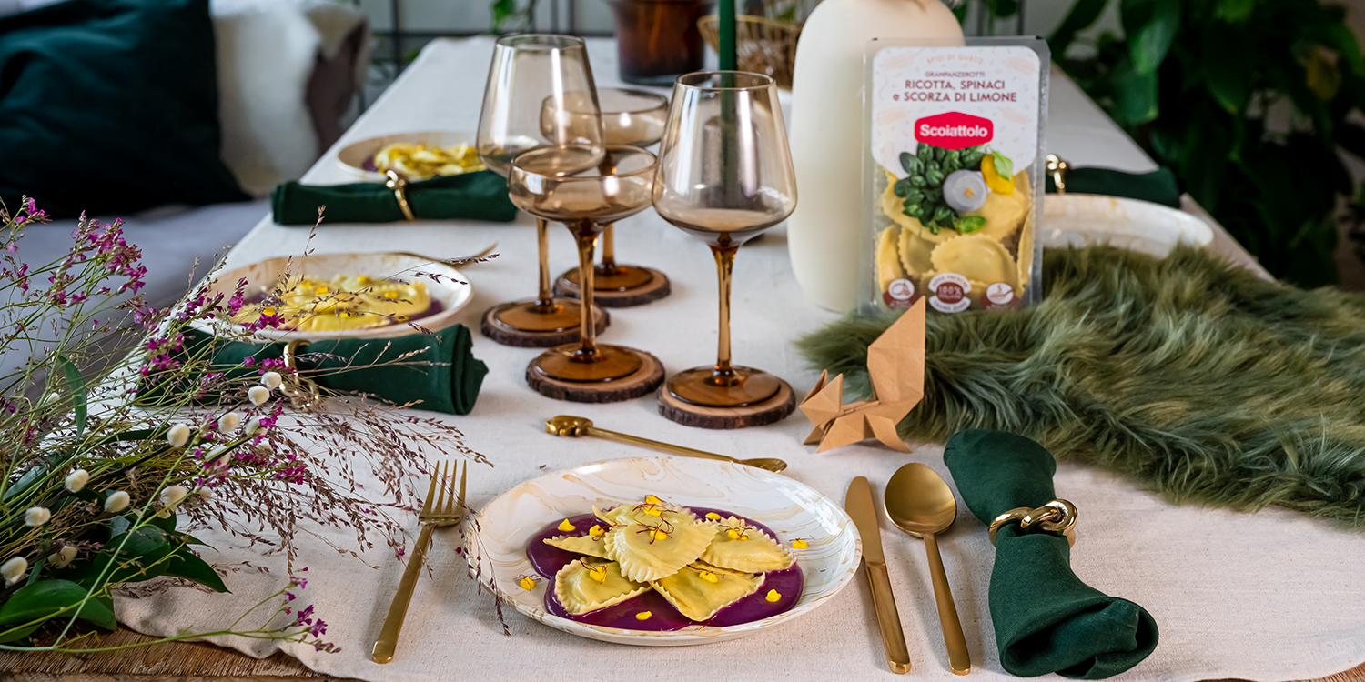 Granpanzerotti ricotta, spinaci e scorza di limone serviti su crema viola di verdure con gocce di zafferano