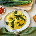 Ravioli PRO Pollo arrosto e Parmigiano Reggiano con crema al curry e cavolo nero