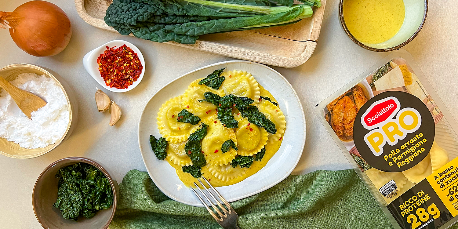 Ravioli PRO Pollo arrosto e Parmigiano Reggiano con crema al curry e cavolo nero
