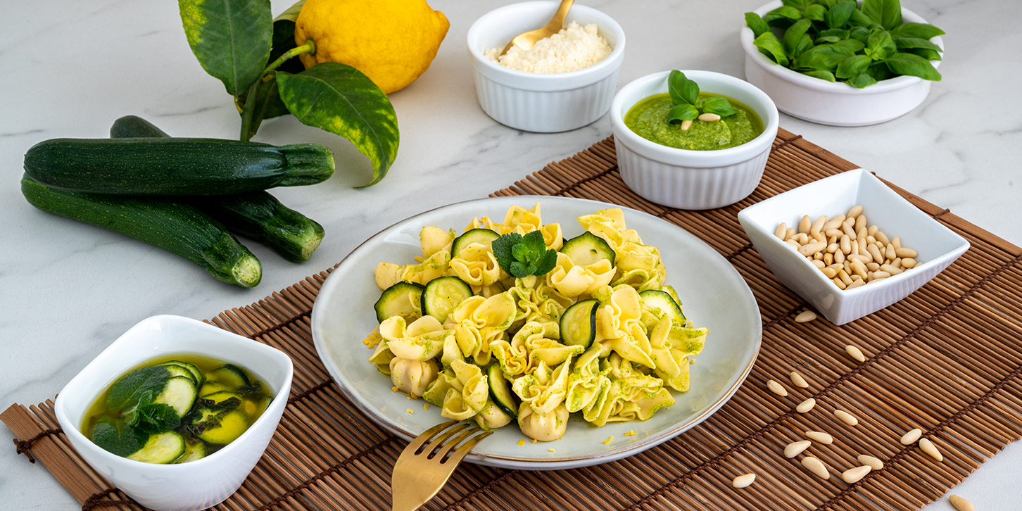 Perline con Parmigiano Reggiano DOP al pesto di zucchine e zucchine marinate