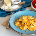 Ravioli PRO Merluzzo alla Mediterranea con crema di peperoni e mandorle