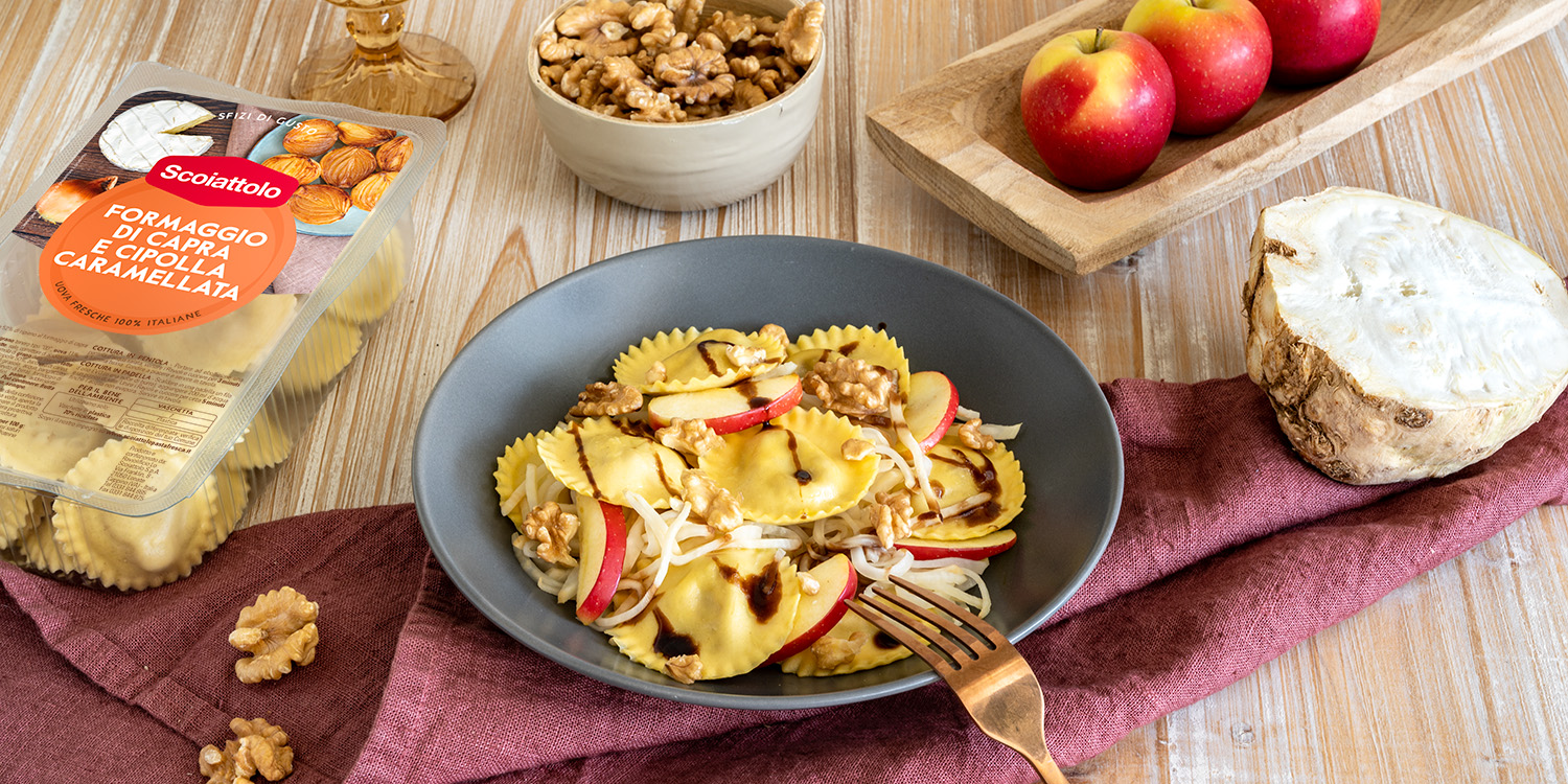 Ravioli Formaggio di capra e cipolla caramellata con sedano rapa, mele, noci e glassa di aceto balsamico