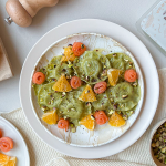 Medaglioni basilico e pinoli con salmone affumicato, arancia e pistacchi tostati
