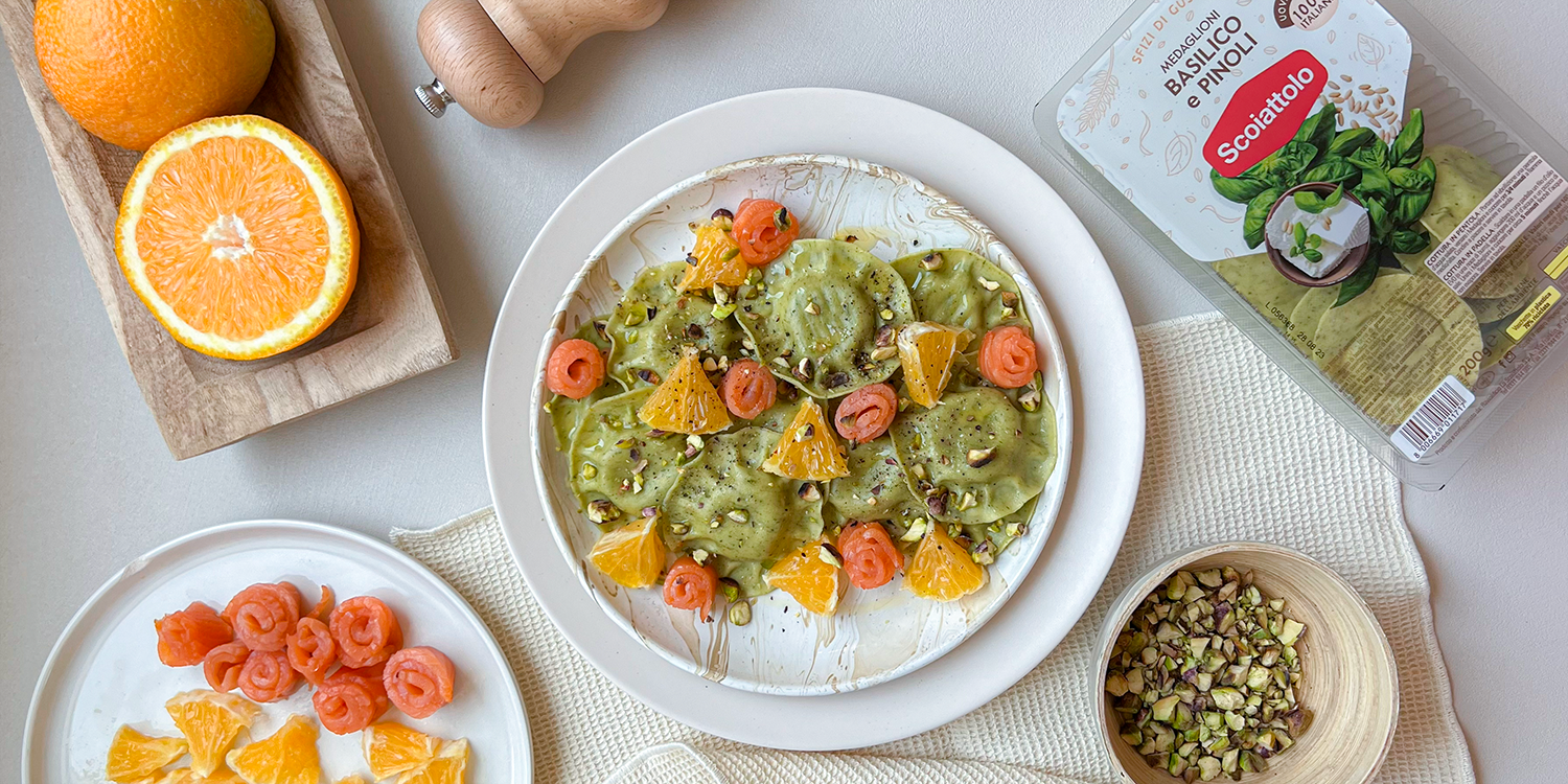 Medaglioni basilico e pinoli con salmone affumicato, arancia e pistacchi tostati