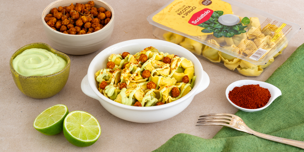 Tortellini Ricotta e Spinaci con salsa ranch all’avocado e ceci croccanti alla paprika