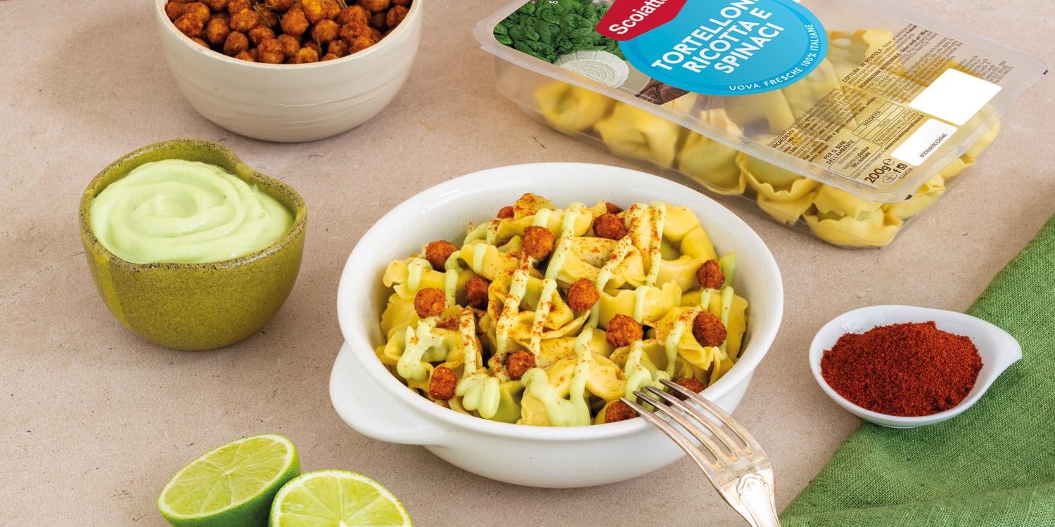 Tortellini Ricotta e Spinaci con salsa ranch all’avocado e ceci croccanti alla paprika