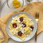 Granpanzerotti gamberi e polpa di granchio con crema al limone, chips di barbabietola e briciole di feta