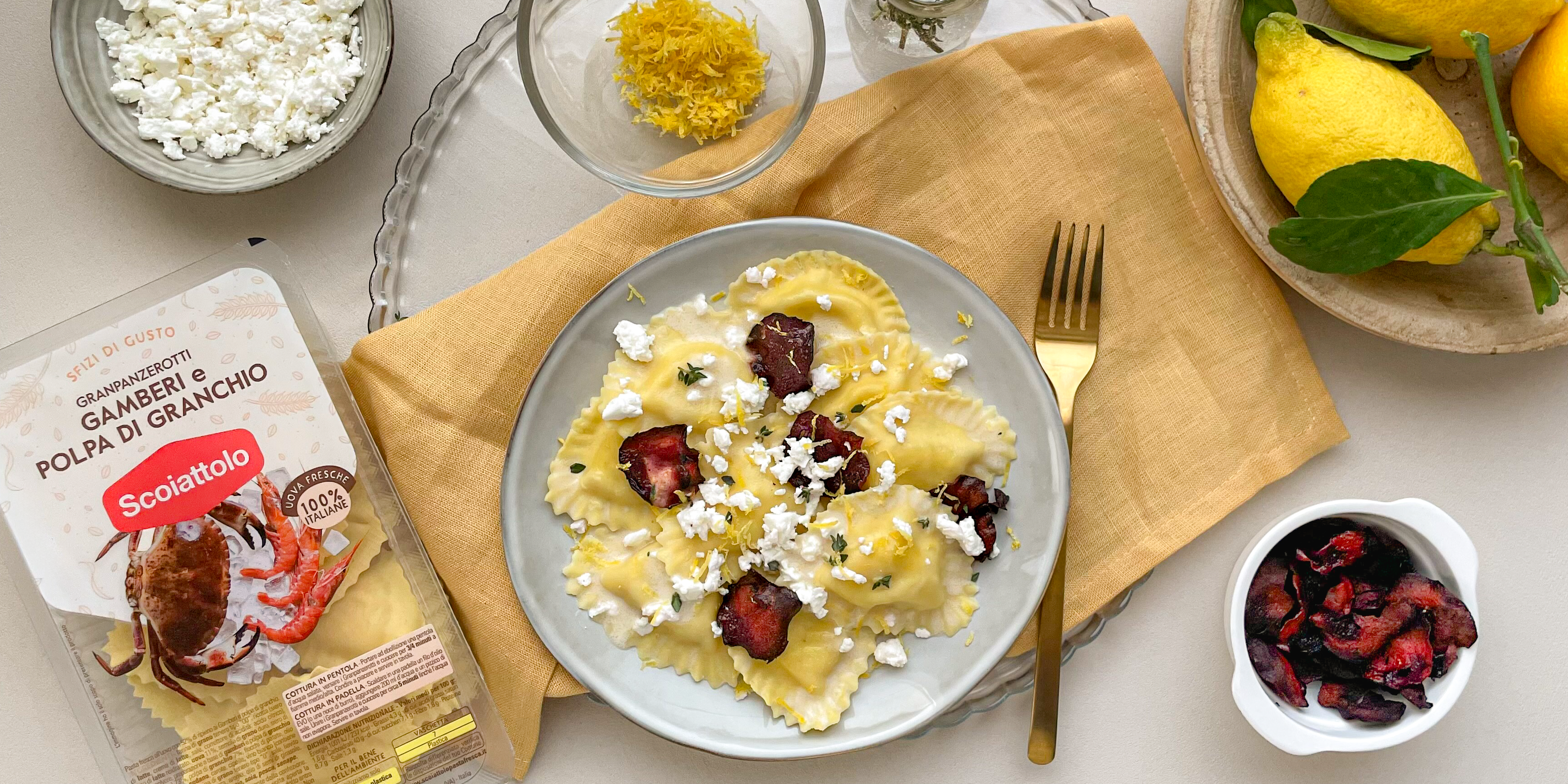 Granpanzerotti Gambero e polpa di granchio Con crema al limone, chips di barbabietola e briciole di feta