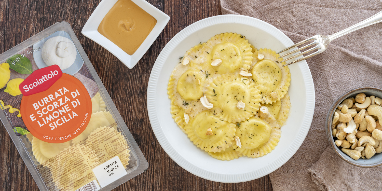 Ravioli Burrata e Scorza di Limone di Sicilia con crema di anacardi, anacardi tostati e timo fresco