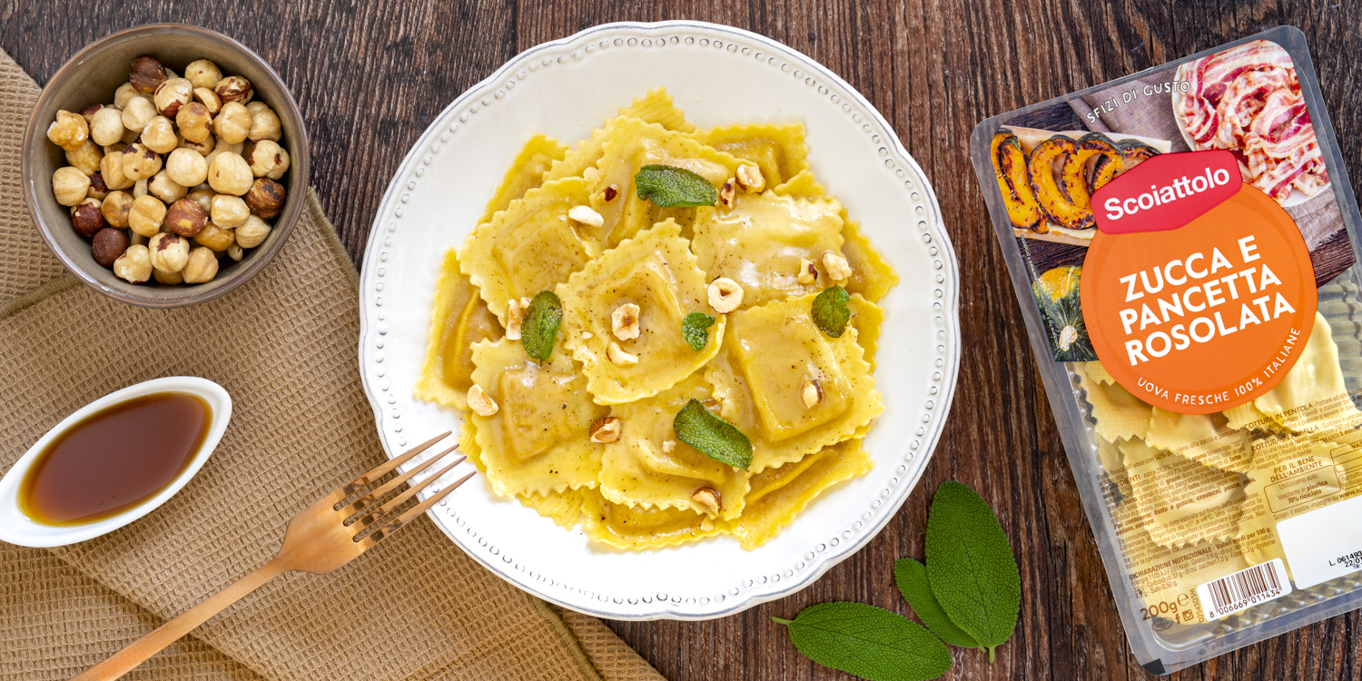 Ravioli Zucca e Pancetta Rosolata con crema allo sciroppo d’acero, nocciole tostate e salvia croccante