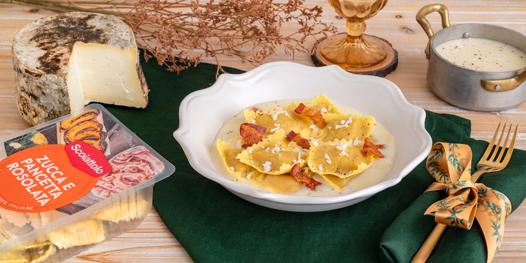 Ravioli zucca e pancetta rosolata con fonduta di toma al miele di castagno e scaglie di pancetta croccante