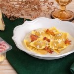 Ravioli Zucca e Pancetta Rosolata con fonduta di toma al miele di castagno e scaglie di pancetta croccante