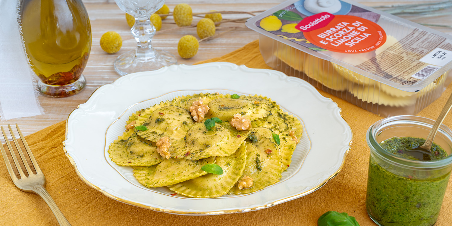 Ravioli Burrata e Scorza di Limone di Sicilia con pesto di basilico, noci e olio aromatizzato al peperoncino