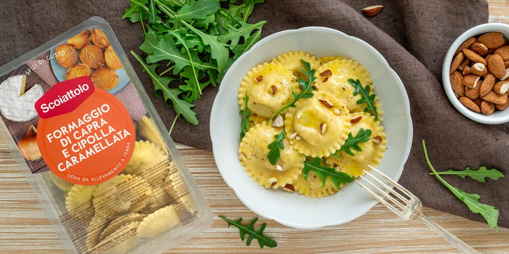 Ravioli-formaggio-capra-cipolla-caramellata-con-rucola-e-mandorle