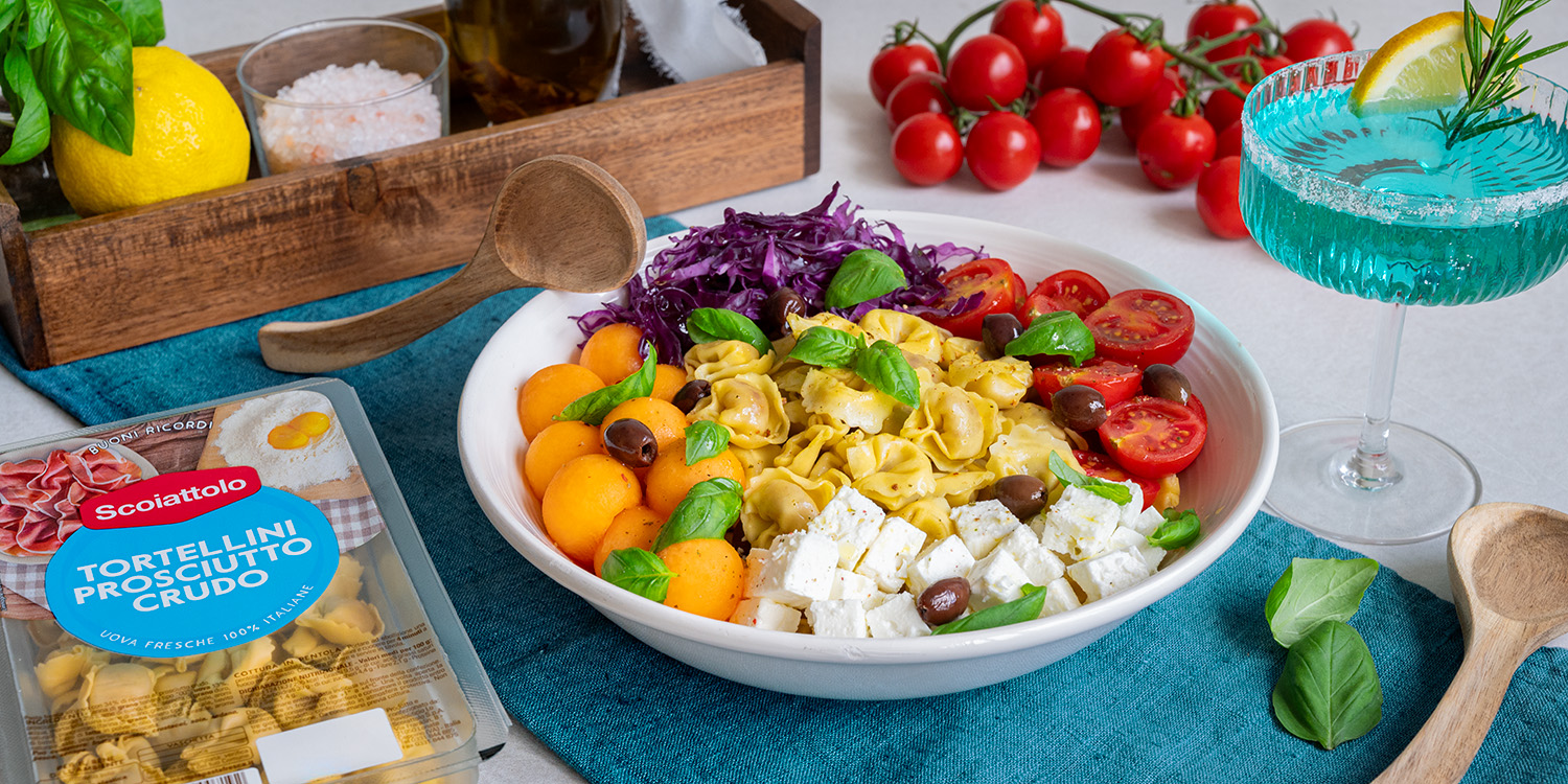 Insalata estiva di Tortellini al prosciutto crudo con cocktail fresco azzurro